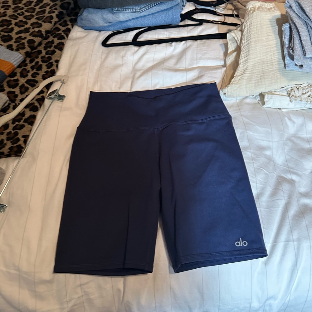 Alo yoga 7” high waist biker short in navy blue